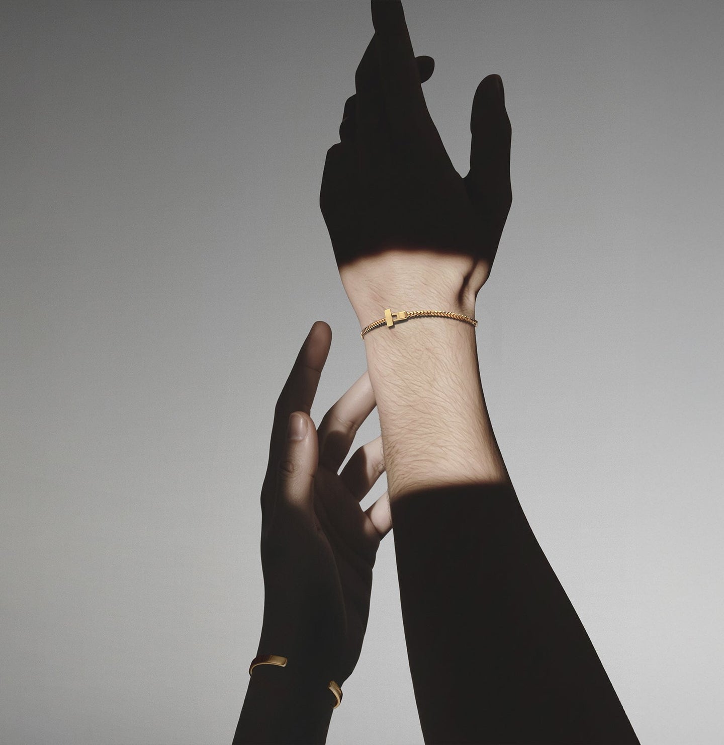 Men's chain bracelet on a hand.